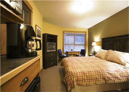 Juniper Lodge Fernie bedroom