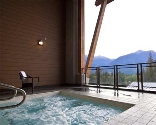 Hot tub in Nelsen Lodge at Revelstoke Mountain Resort